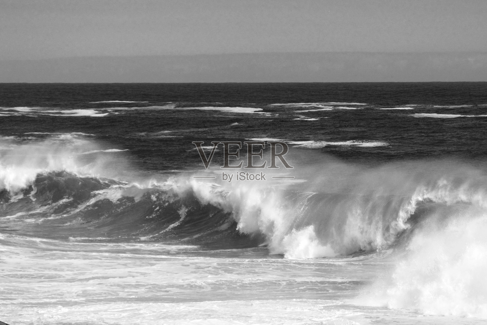 波浪在黑色和白色照片摄影图片