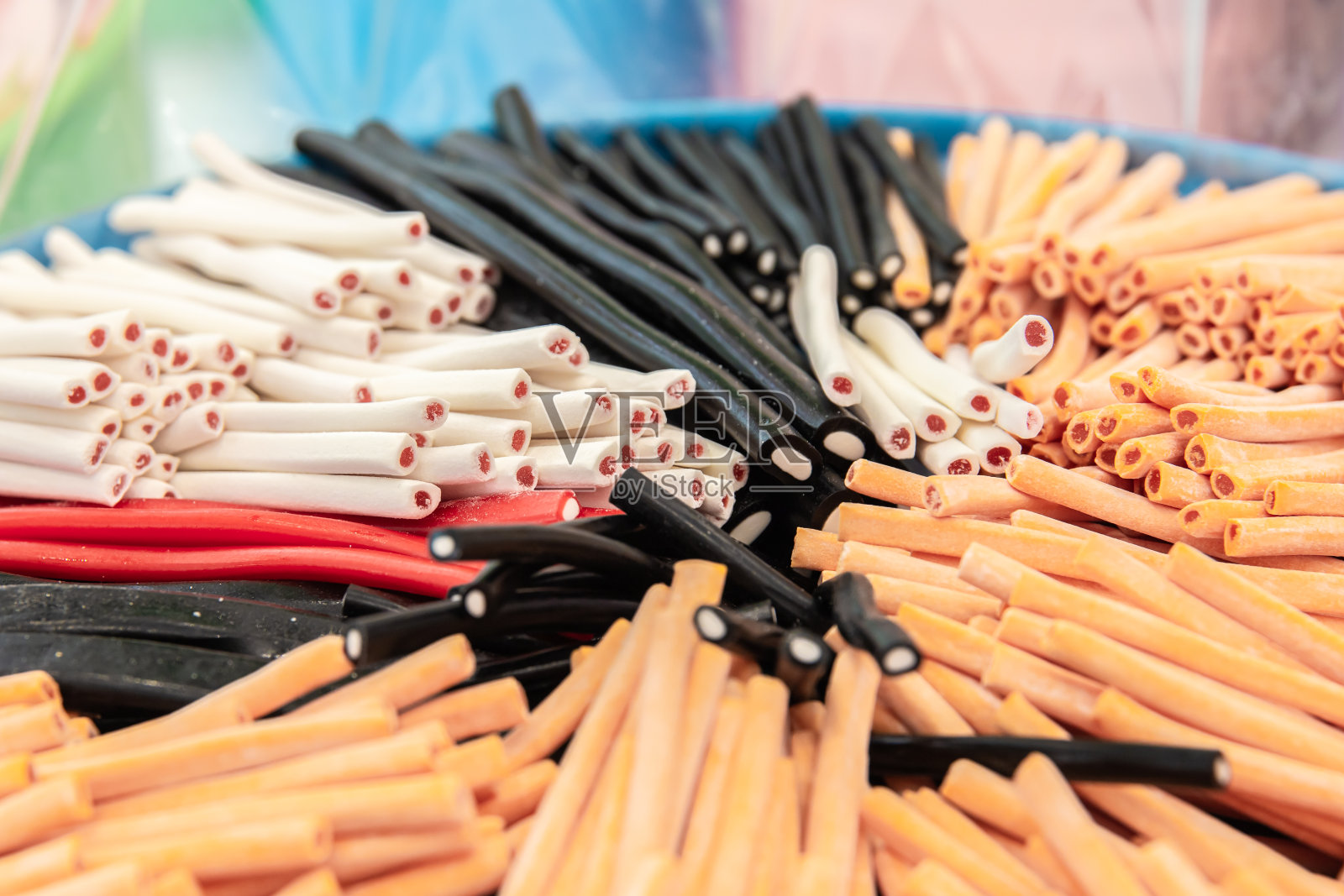 甜的彩色糖果绳形糖果。照片摄影图片