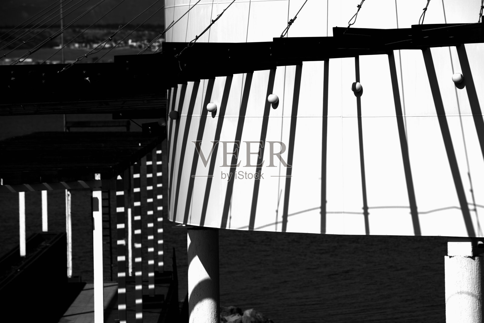 在白色物体上落下条纹状的阴影。照片摄影图片