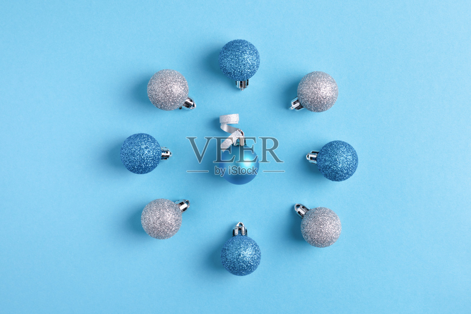 圣诞和新年卡片与圣诞装饰在蓝色的背景。照片摄影图片