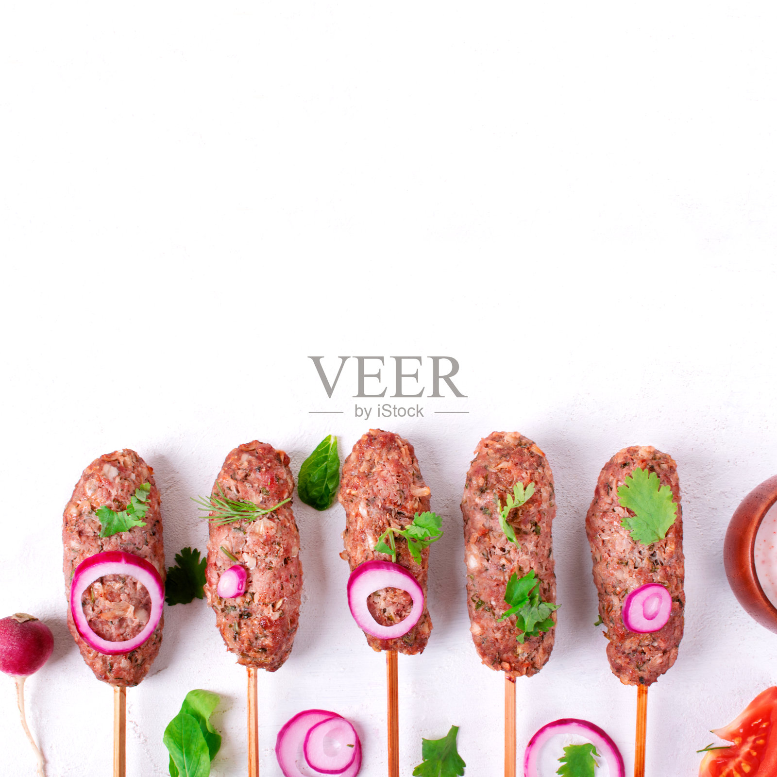 烤肉串上的卢拉羊肉串。白种人的食物照片摄影图片