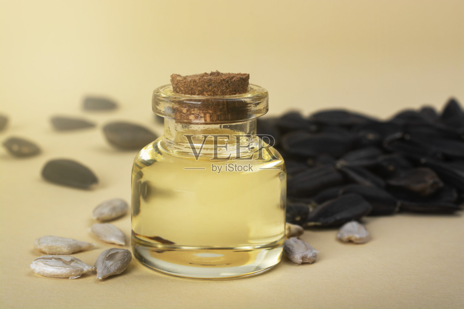 葵花籽油瓶和葵花籽接近。照片摄影图片