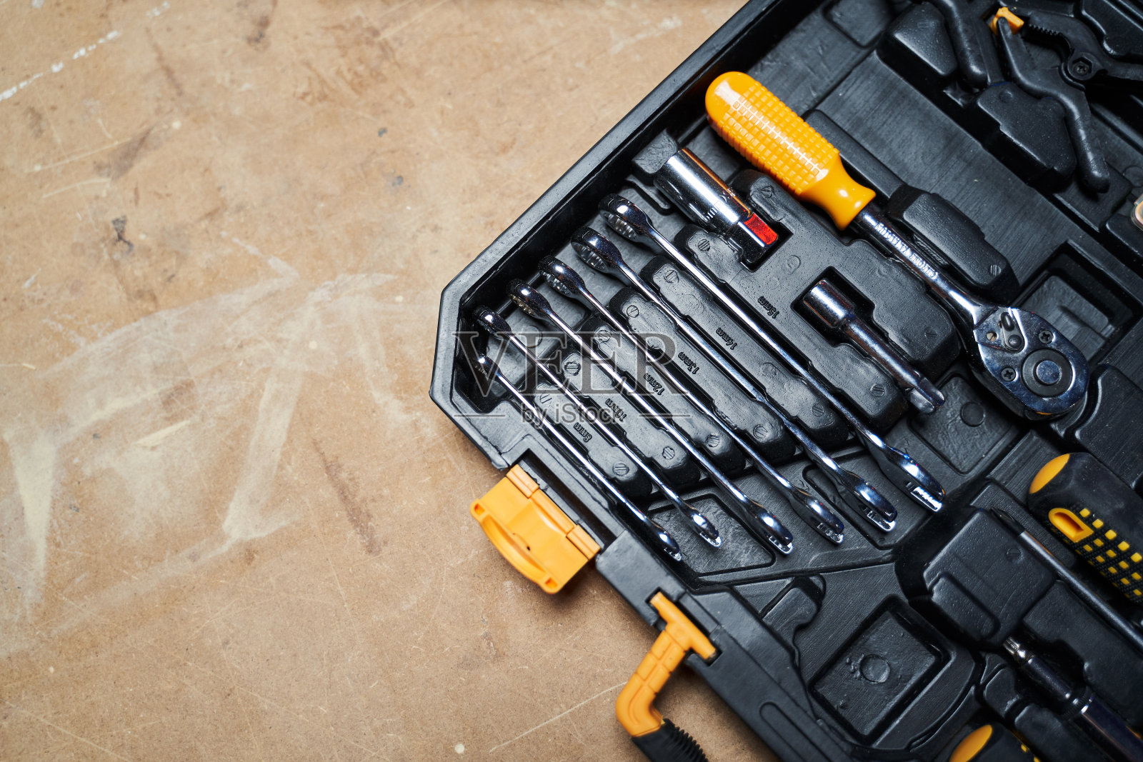 在右下角的工作台上放置一套工具。照片摄影图片