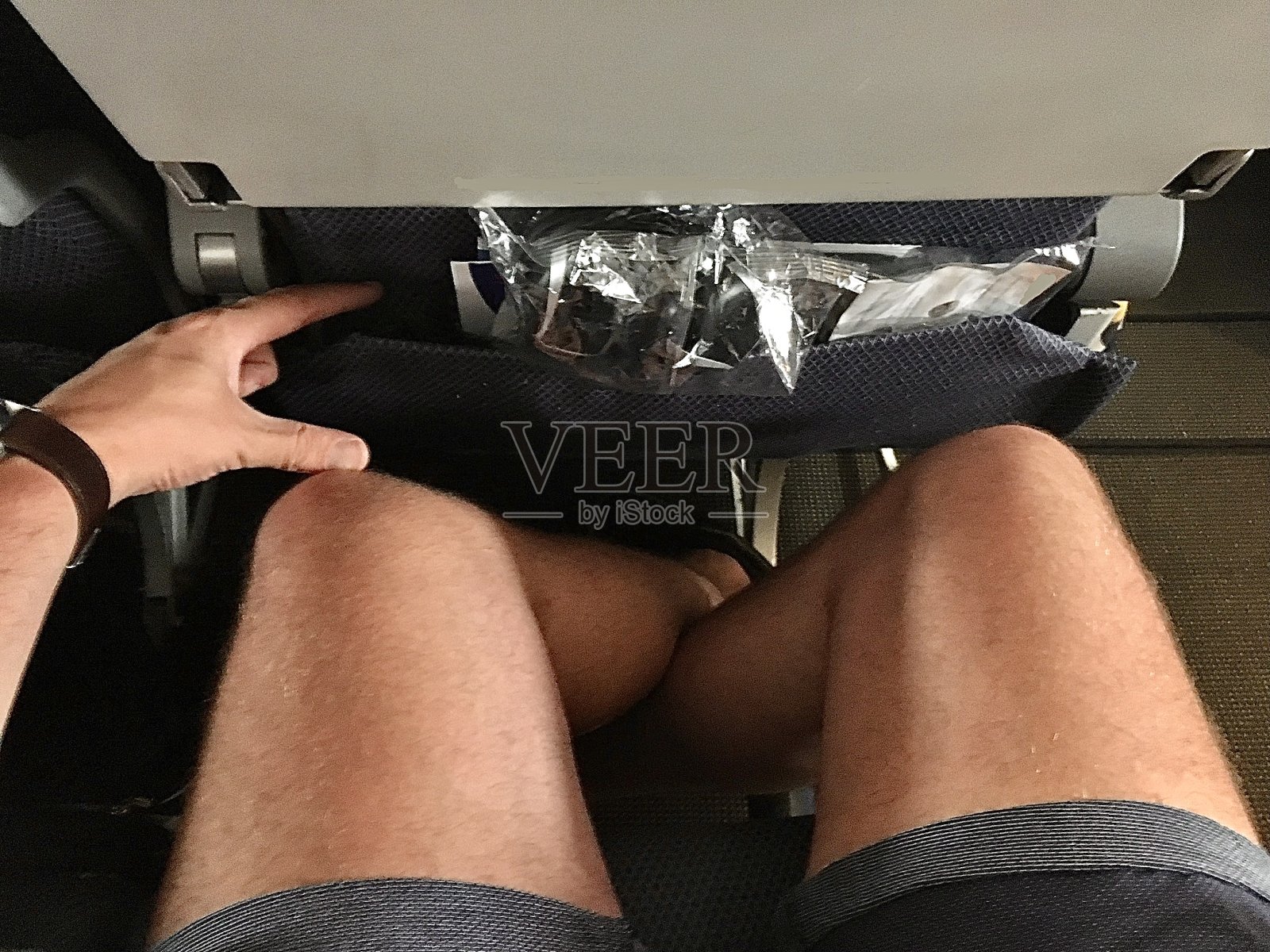 经济舱的腿部空间。照片摄影图片