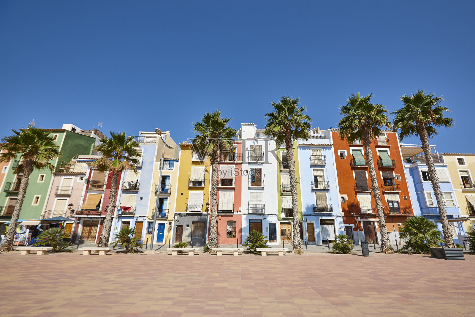 地中海沿岸风景如画的彩色外墙。Villajoyosa,阿利坎特。西班牙照片摄影图片