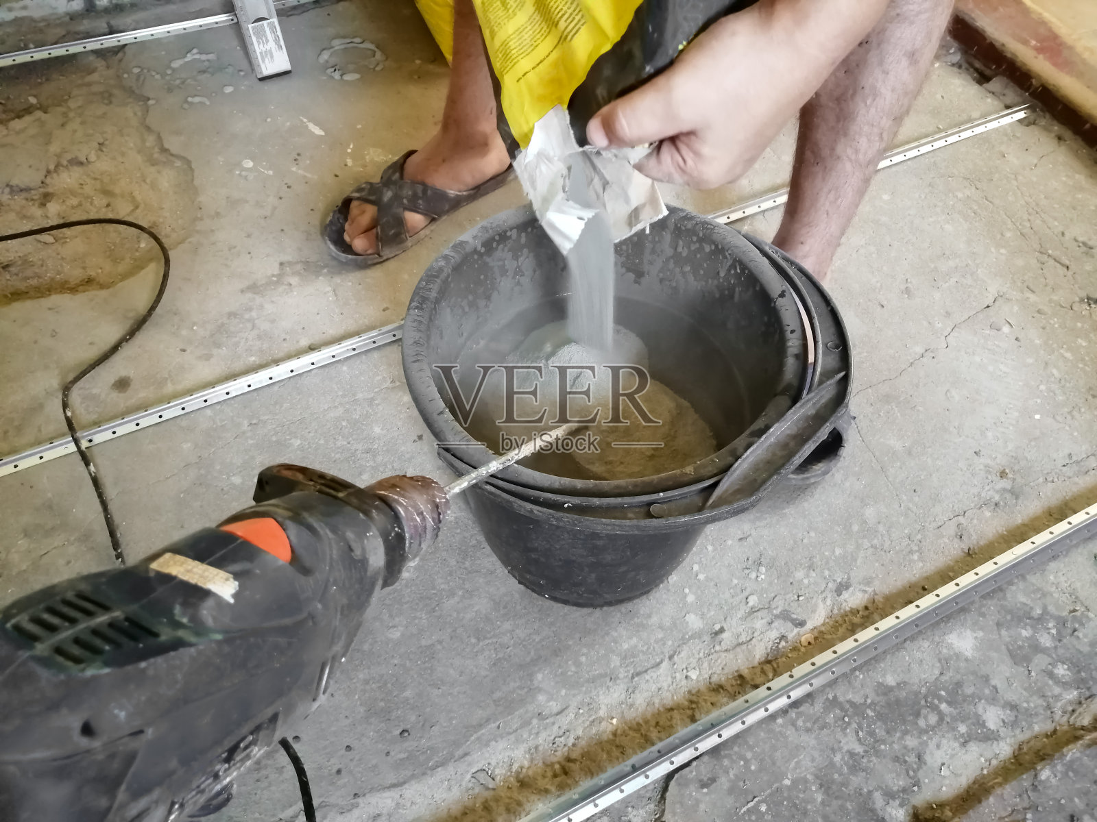 在桶中搅拌地面水泥找平照片摄影图片