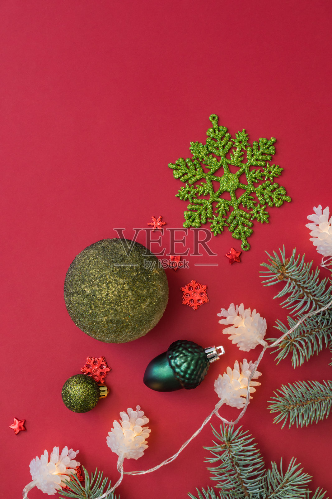在红色背景上有冷杉树枝和圣诞球的平面框架照片摄影图片