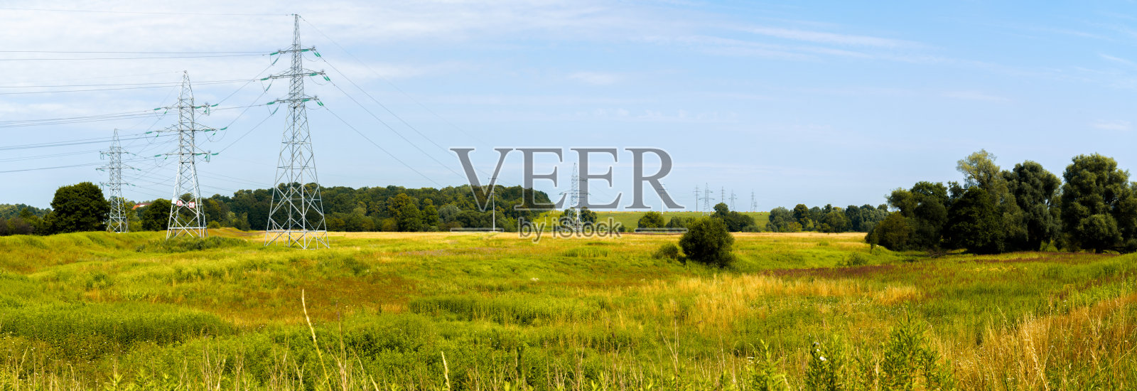 现场高压电塔及电线照片摄影图片