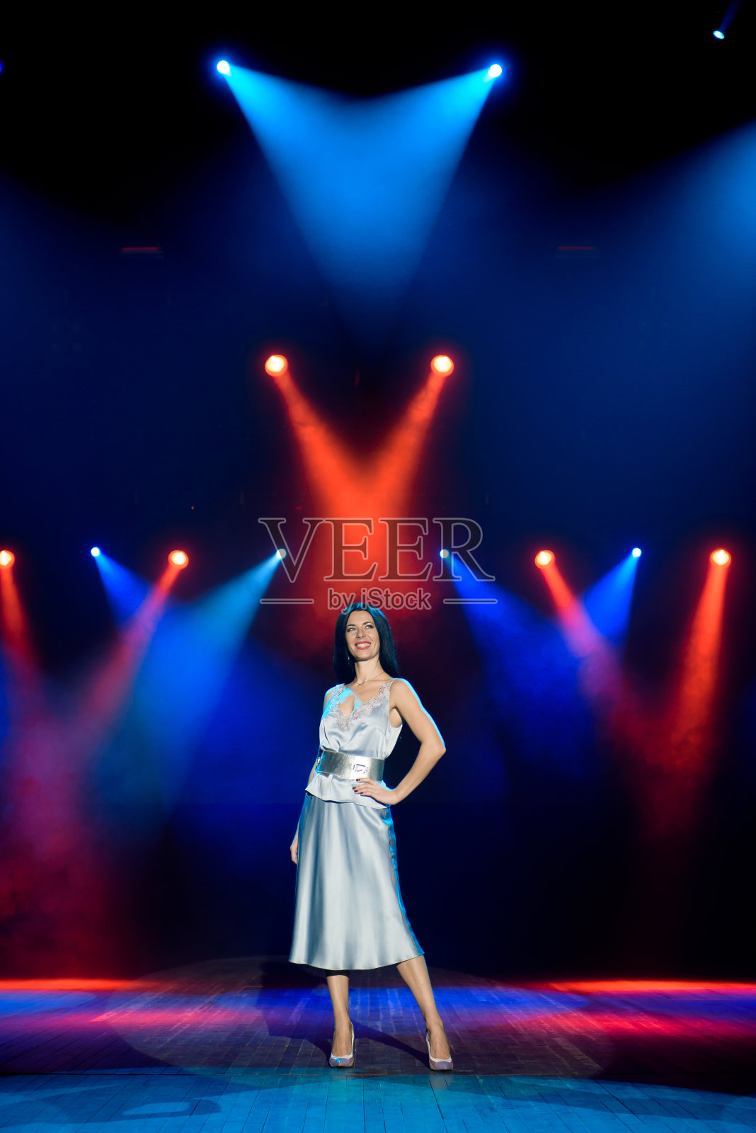 艺术家在俱乐部里摆姿势。明亮的舞台灯光照片摄影图片