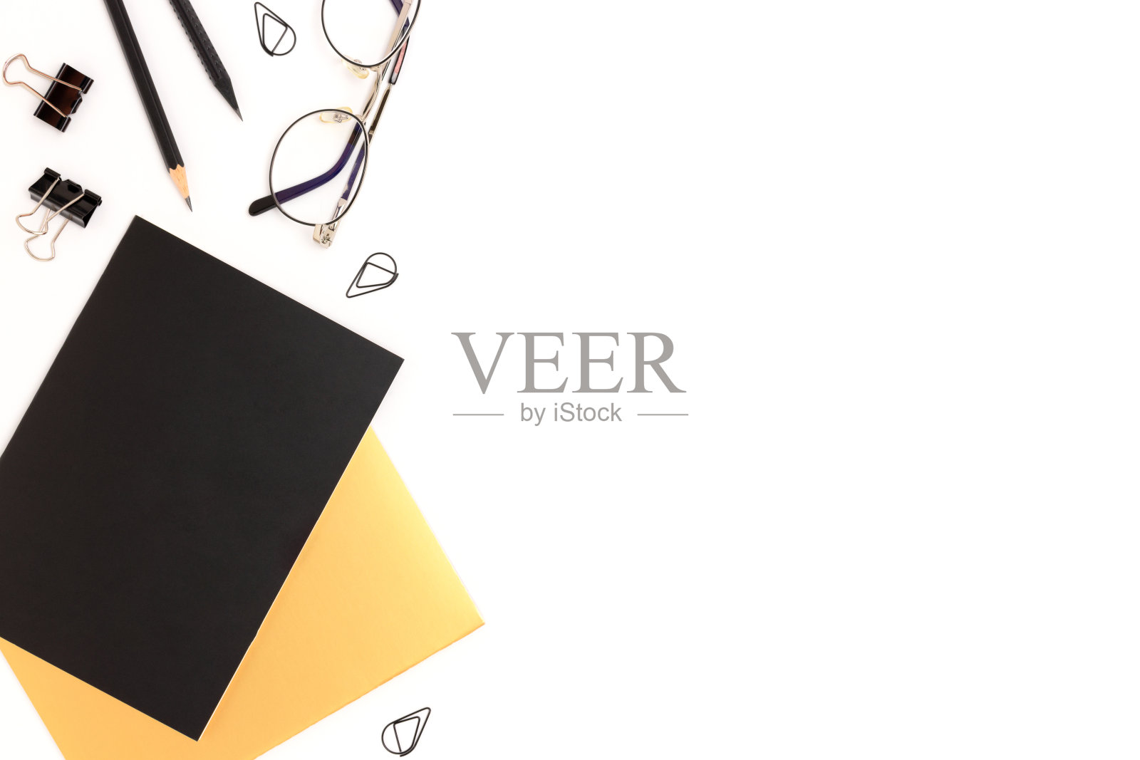 白色背景上的学校用品。照片摄影图片