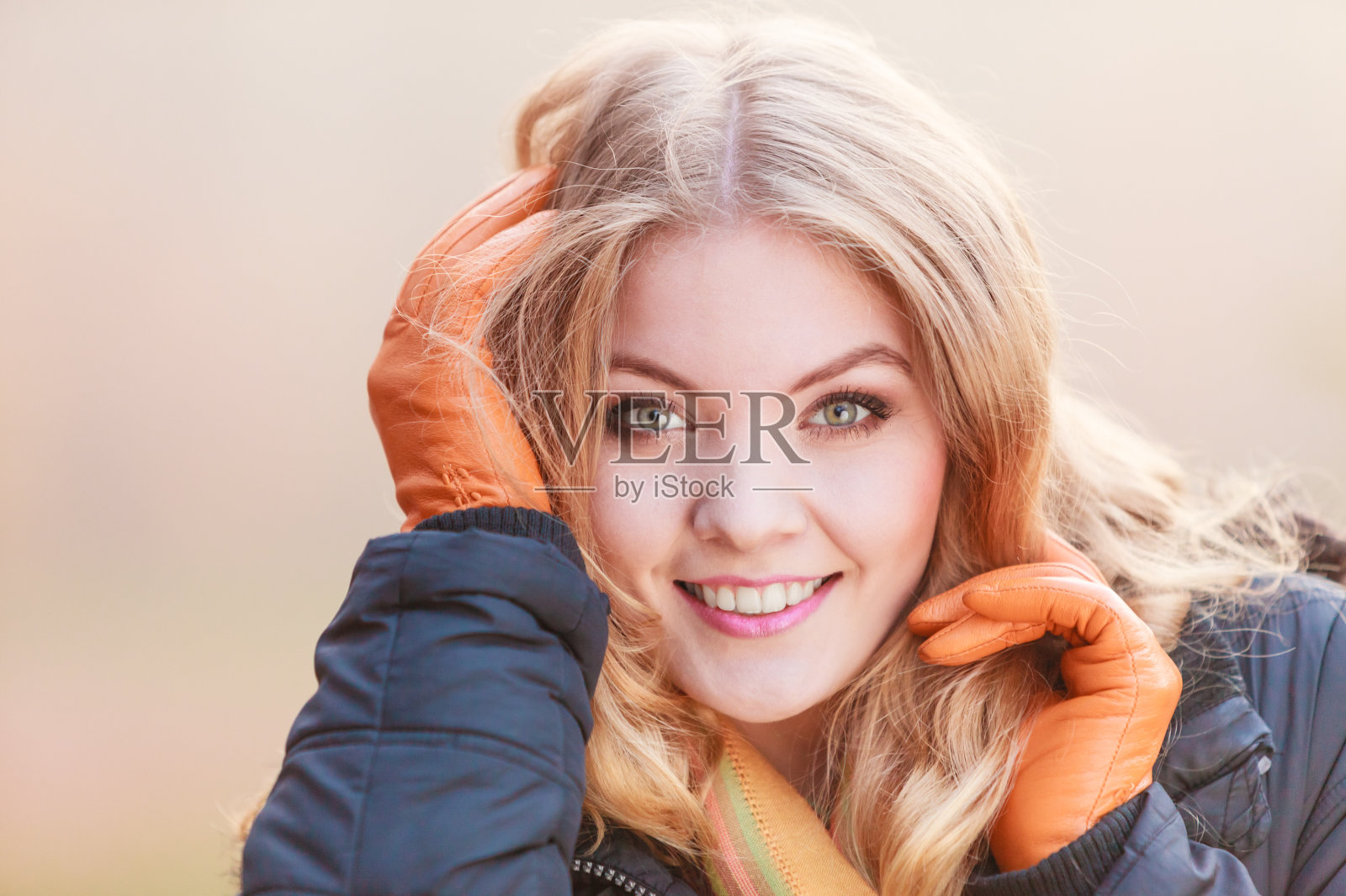 穿着夹克微笑的漂亮女人的肖像。照片摄影图片