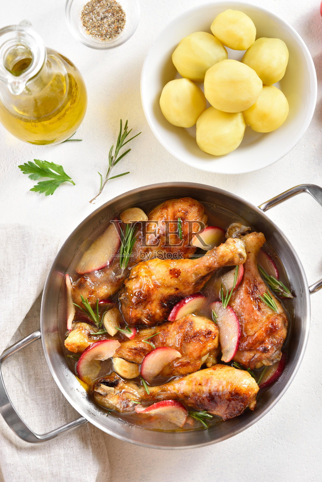 苹果烤鸡腿照片摄影图片