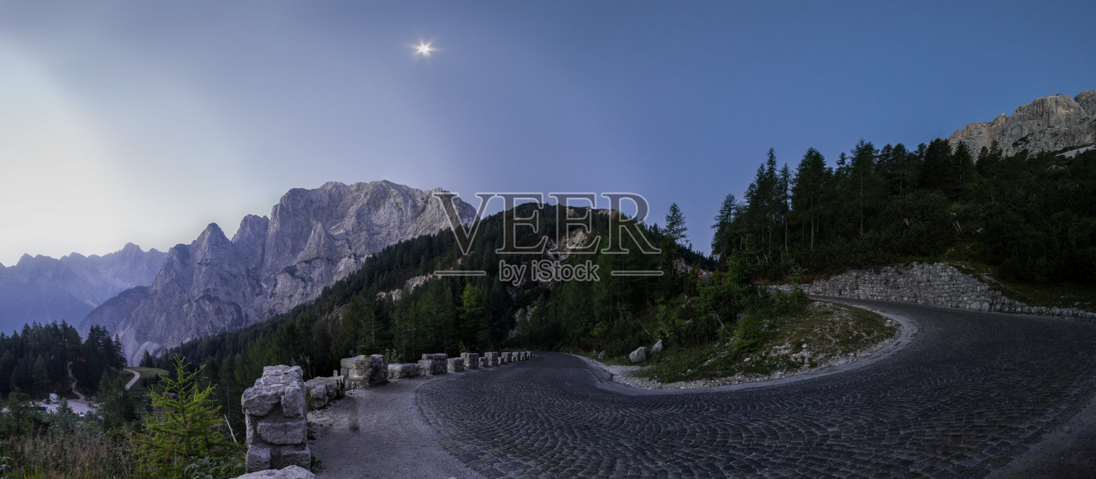 斯洛文尼亚弗尔西克山口(Vrsic-Pass)的铺设石角上，日出时朱利安阿尔卑斯山的全景图照片摄影图片