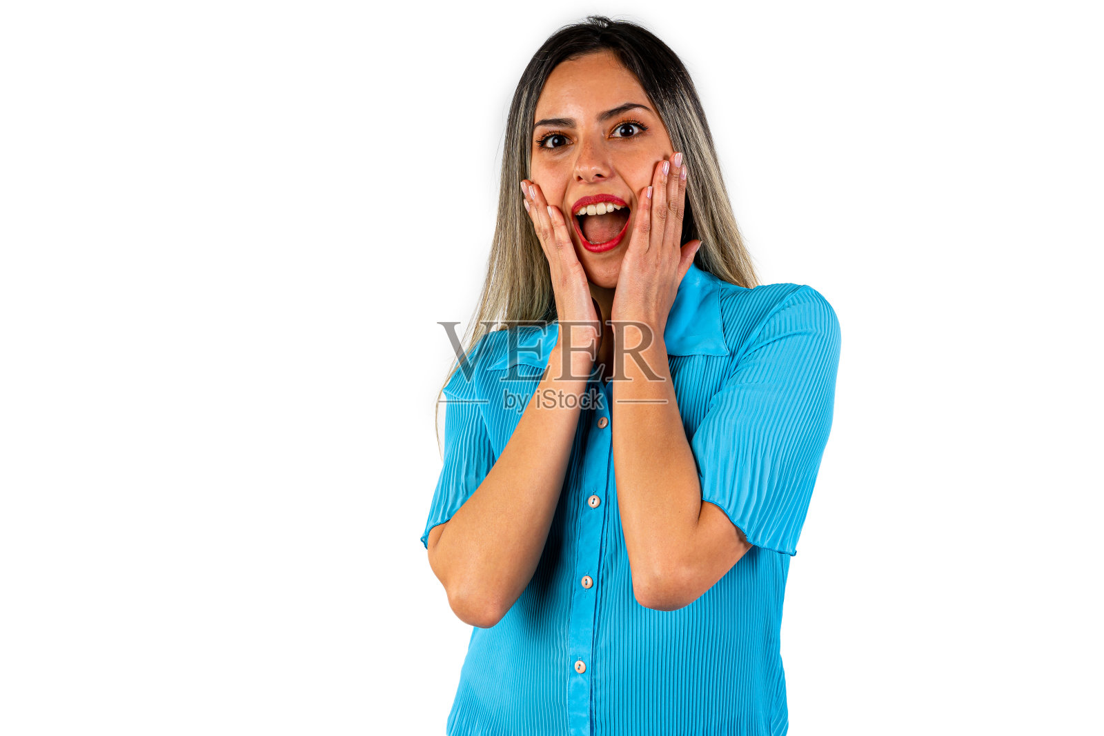 一幅美丽的年轻女子的肖像，红唇，双手放在脸颊上，脸上带着惊讶的表情。照片摄影图片