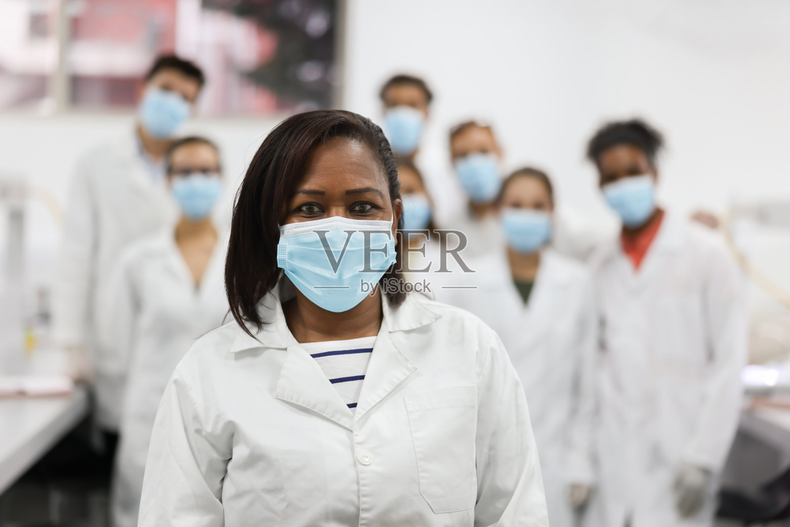 快乐的老师和一群学生在科学课上照片摄影图片