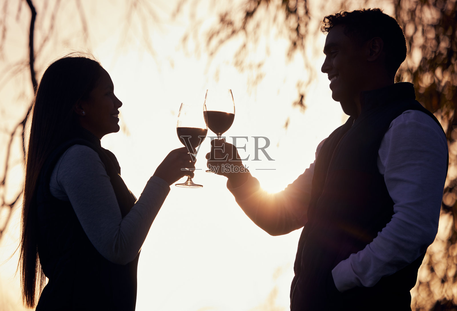 一对年轻夫妇在露营时喝着红酒照片摄影图片