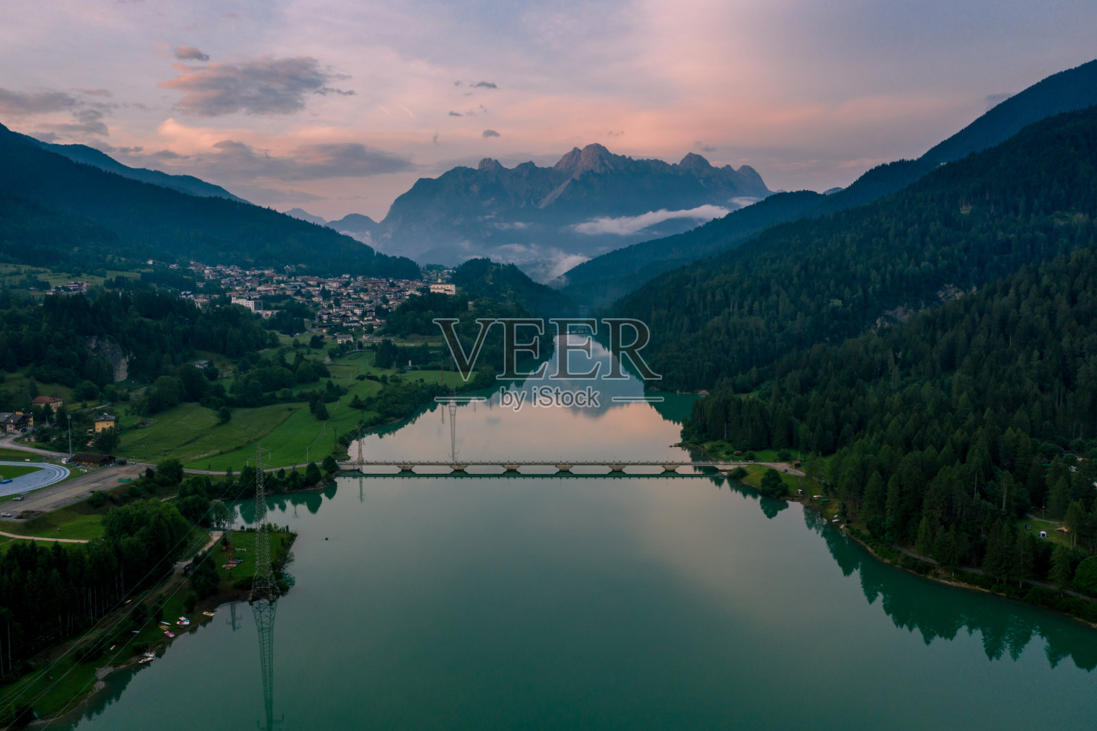 卡多雷湖意大利的白云石山脉照片摄影图片