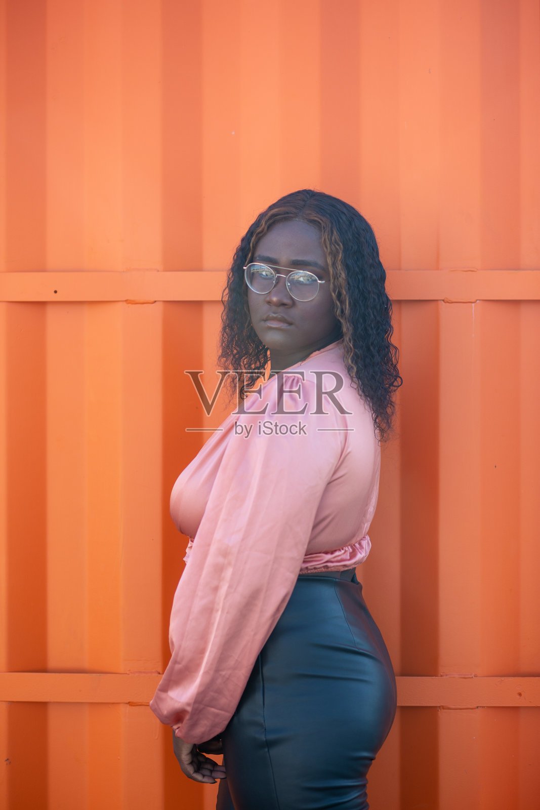 漂亮的年轻混血非裔美国人，时髦的视频博主，在里昂市留着非洲式发型的女人照片摄影图片