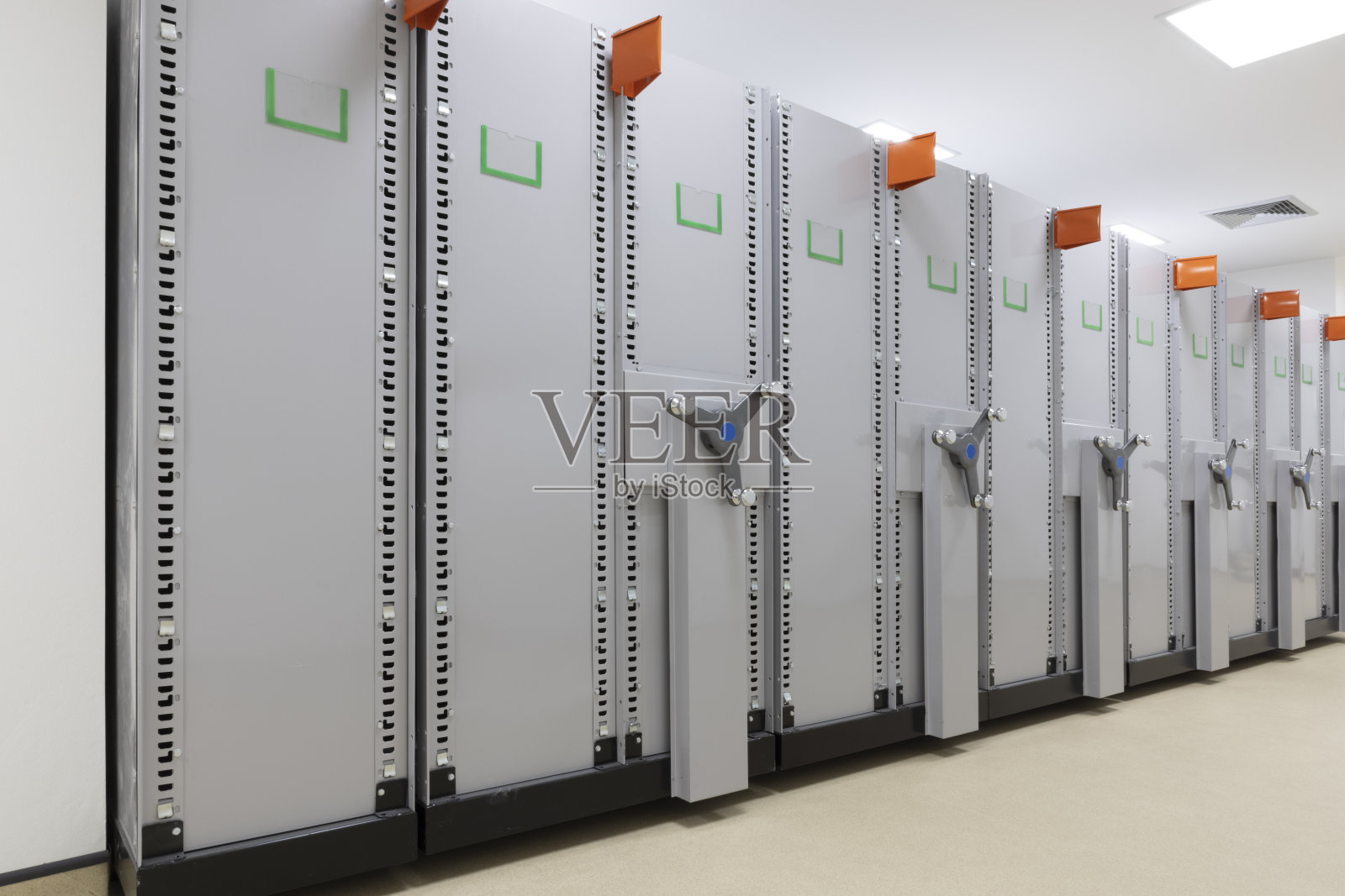 一排空旋转金属储物柜。照片摄影图片