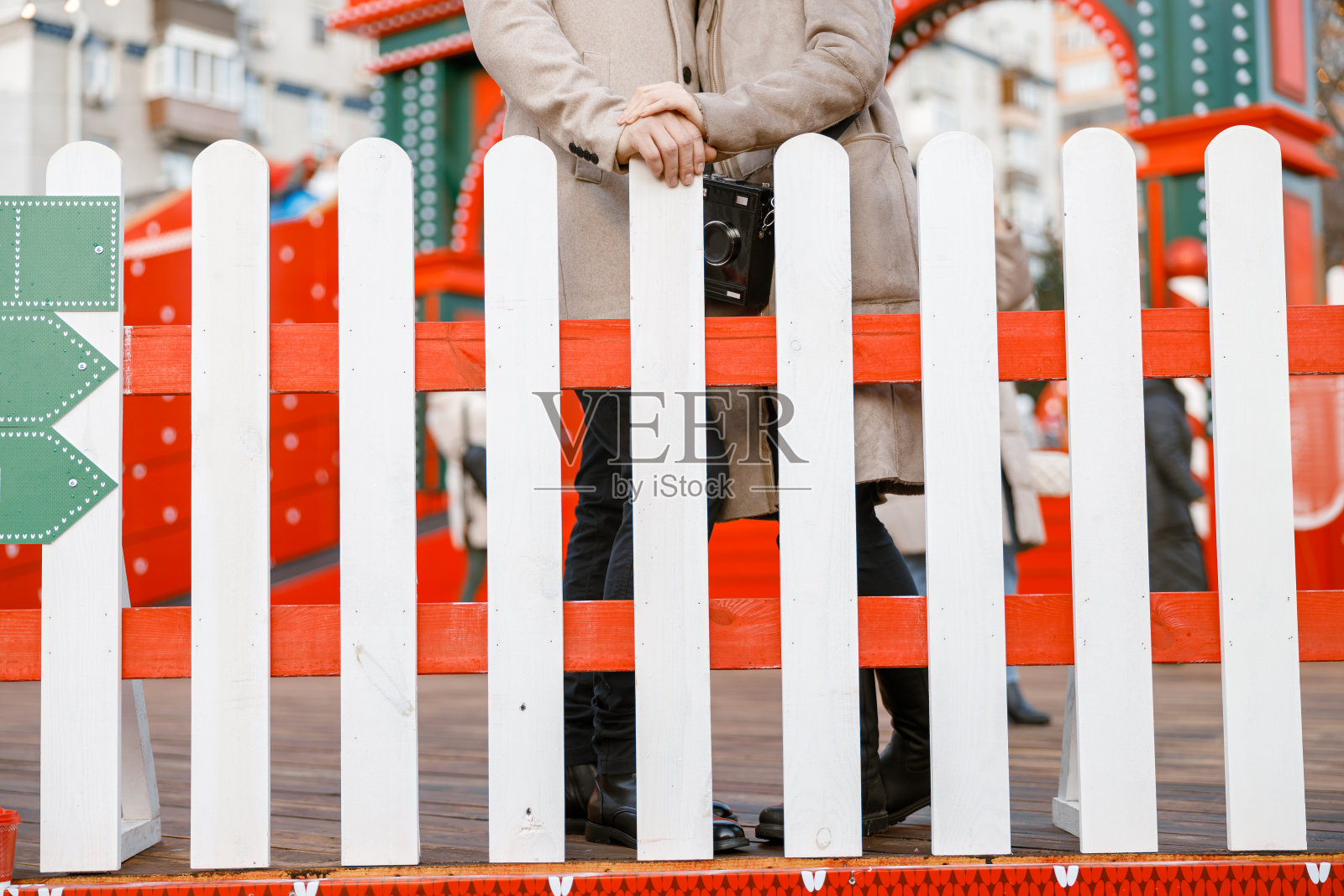 开朗、快乐、美丽的白种人情侣在户外约会照片摄影图片