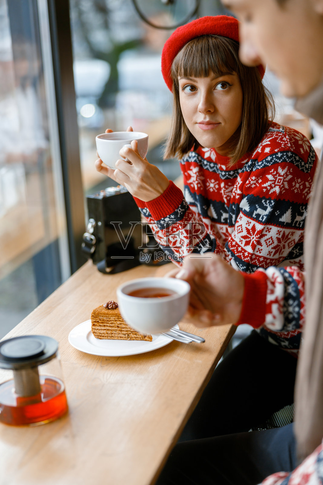 欢快快乐美丽的白种人情侣在咖啡馆约会照片摄影图片