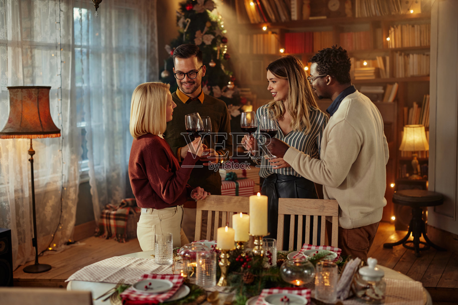 一群朋友在室内的圣诞聚会照片摄影图片