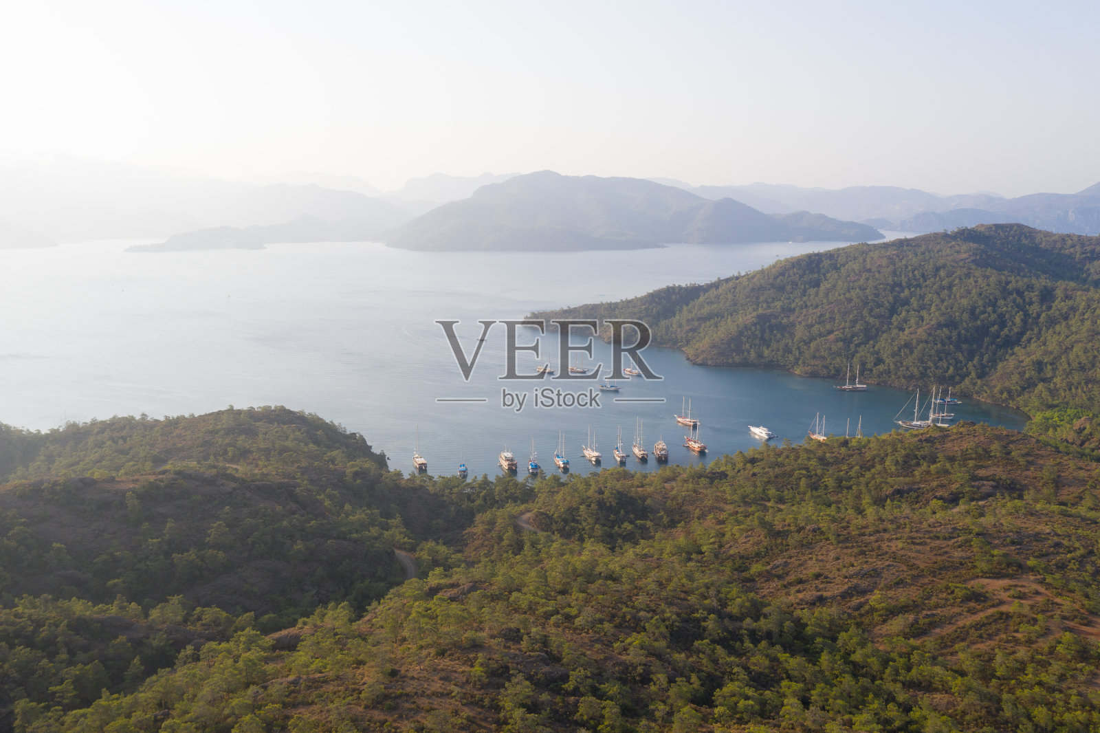 地中海沿岸的帆船。照片摄影图片