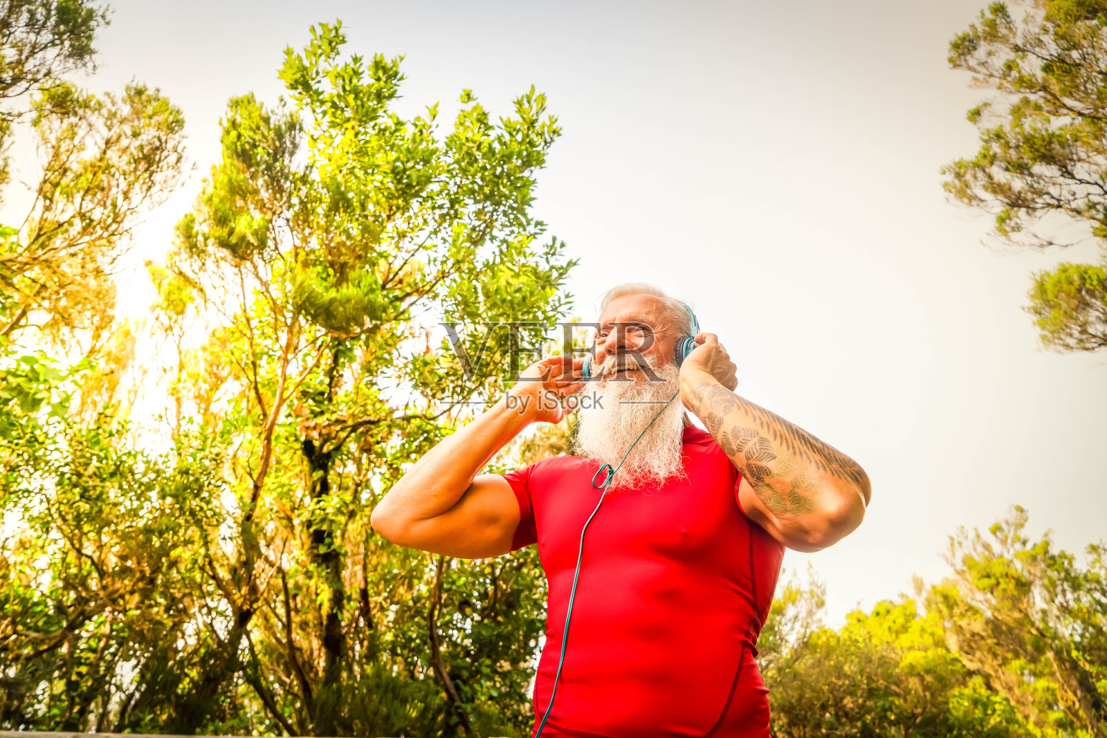 老人在做体育锻炼照片摄影图片