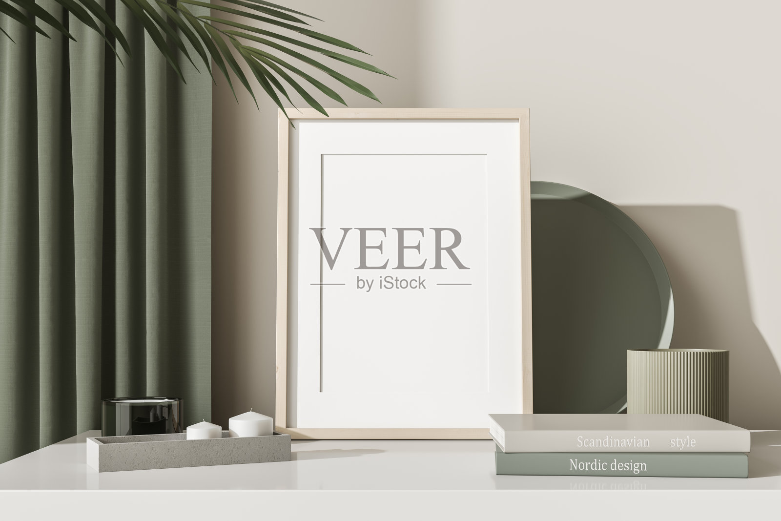 白色空白的垂直帆布在一个木制框架，以米色的墙和咖啡桌为背景。模拟。三维渲染照片摄影图片