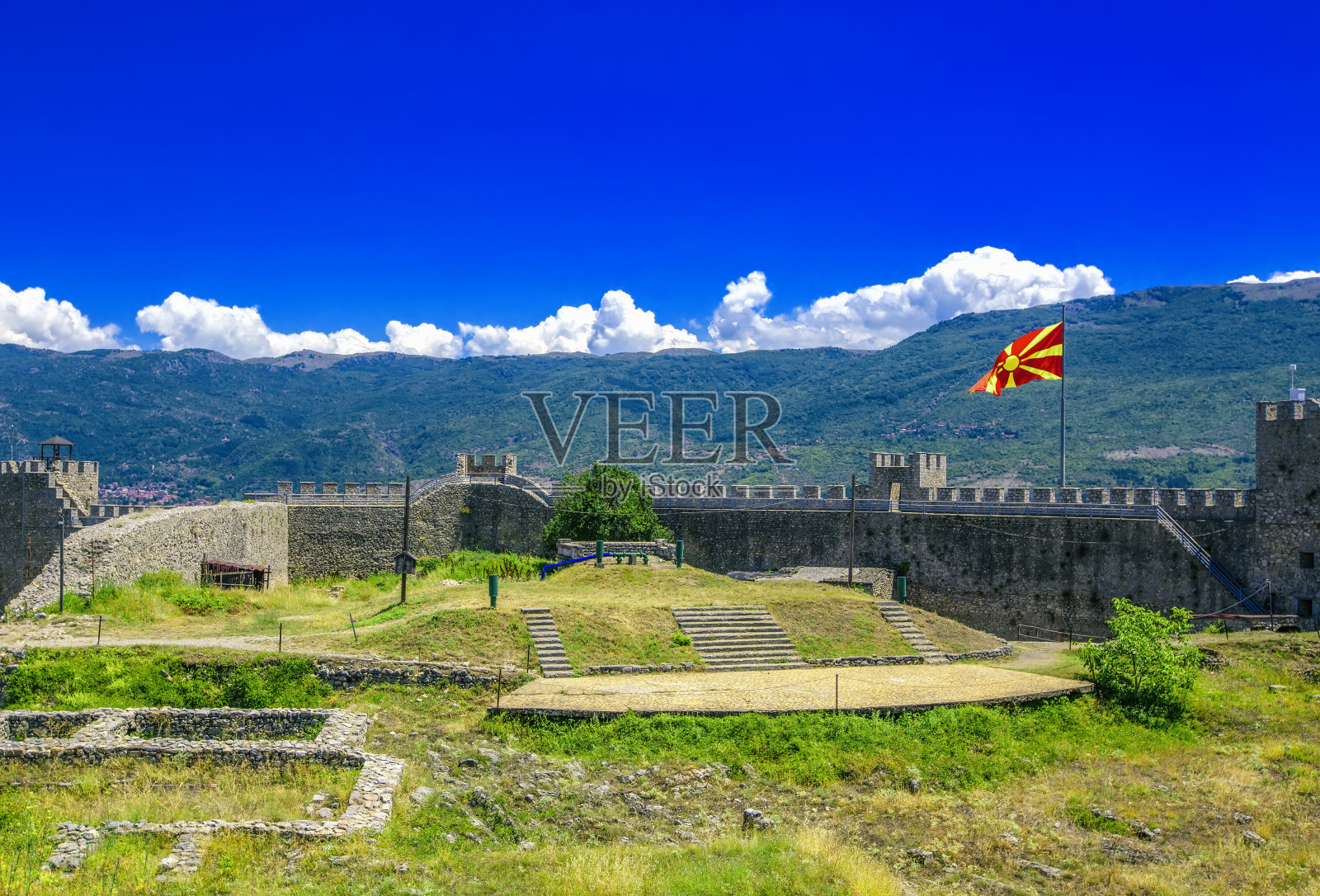 马其顿奥赫里德山顶上撒母耳皇帝的堡垒。照片摄影图片