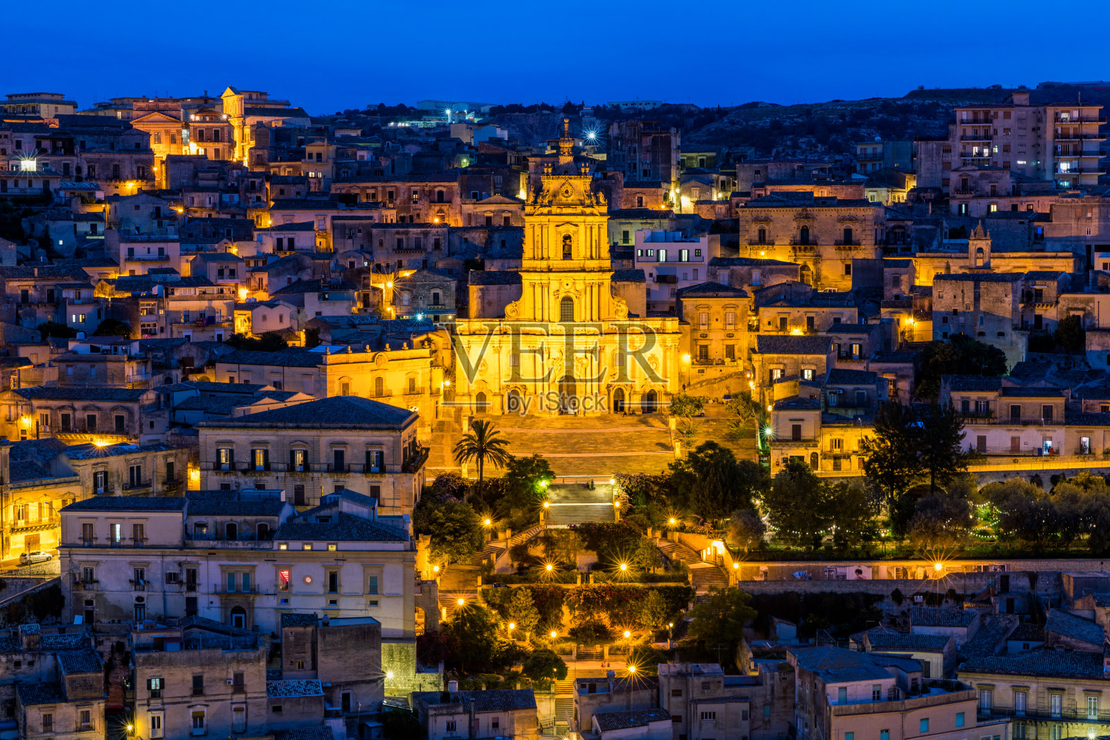 莫迪卡圣乔治大教堂，西西里巴洛克艺术的典范。西西里、意大利南部。摩迪卡(拉古萨省)，巴洛克风格的城镇。意大利西西里岛。照片摄影图片