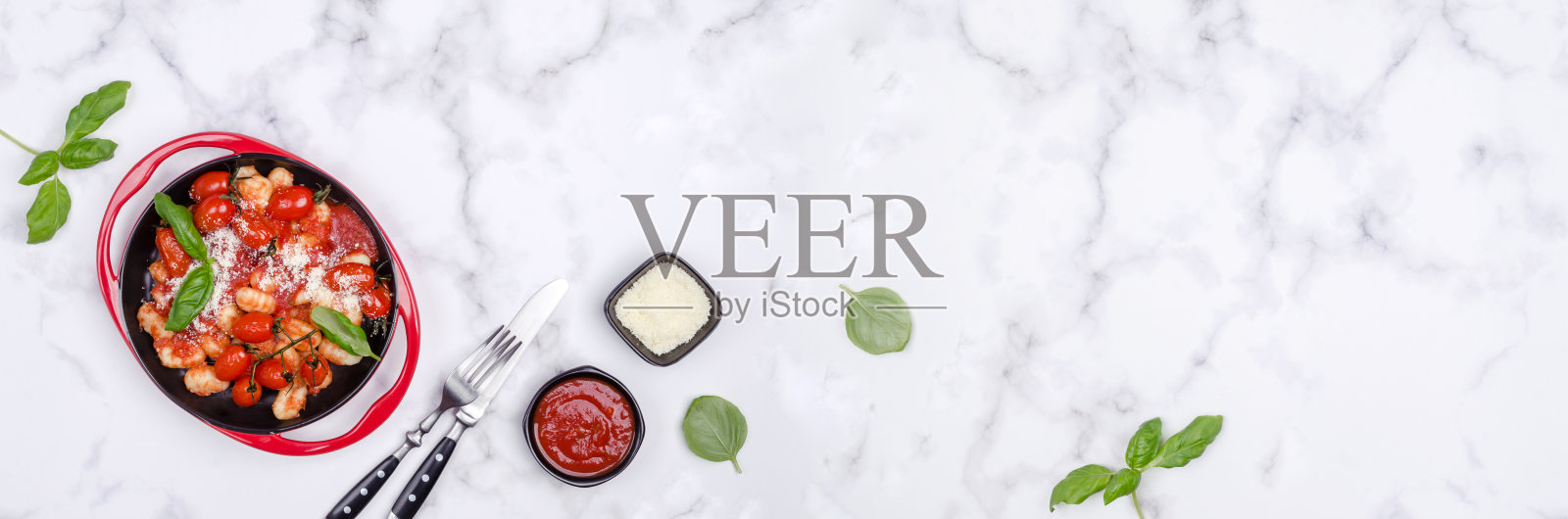 番茄汤团，红酱，奶酪和罗勒叶照片摄影图片