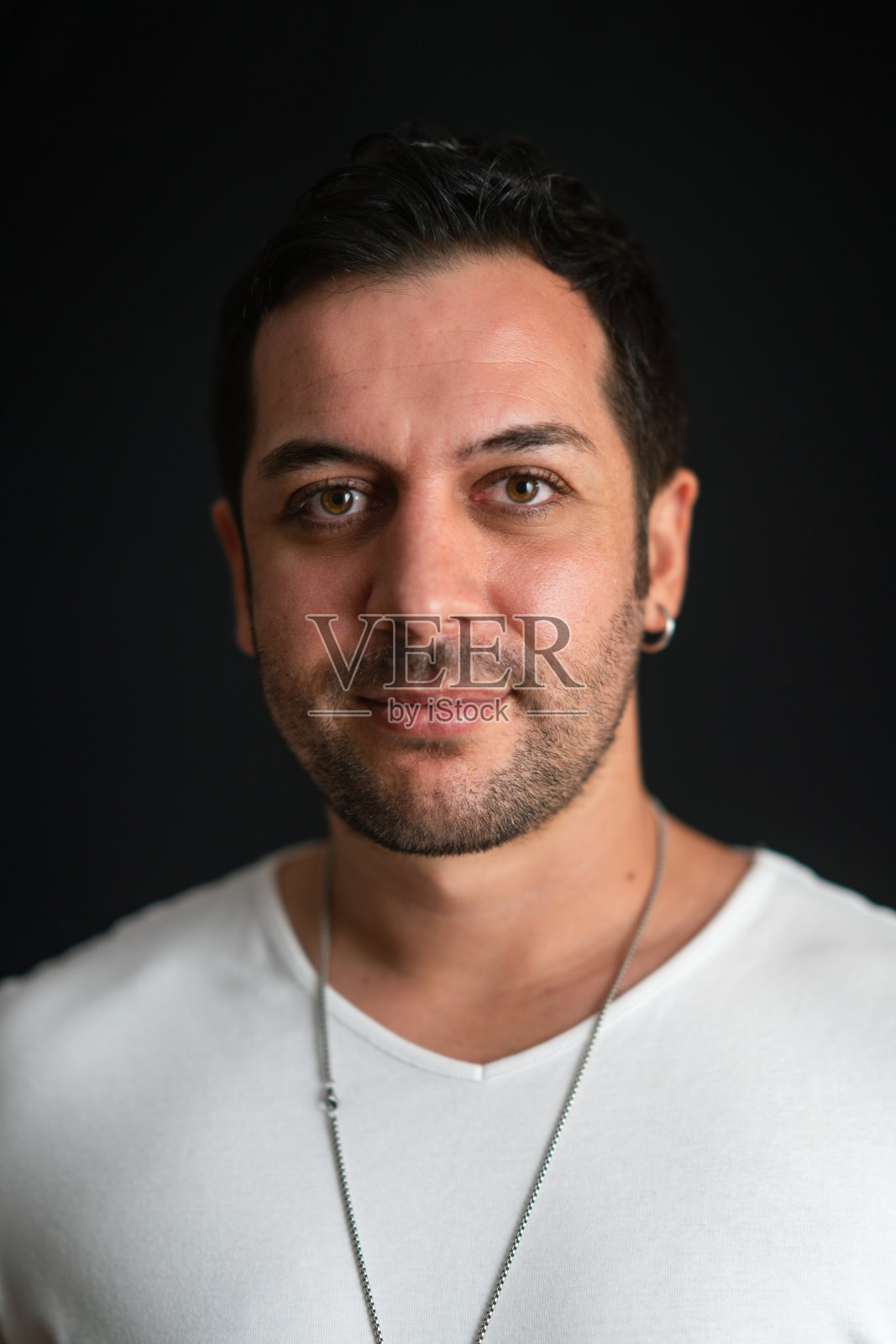 演播室黑色背景前的英俊男人肖像照片摄影图片