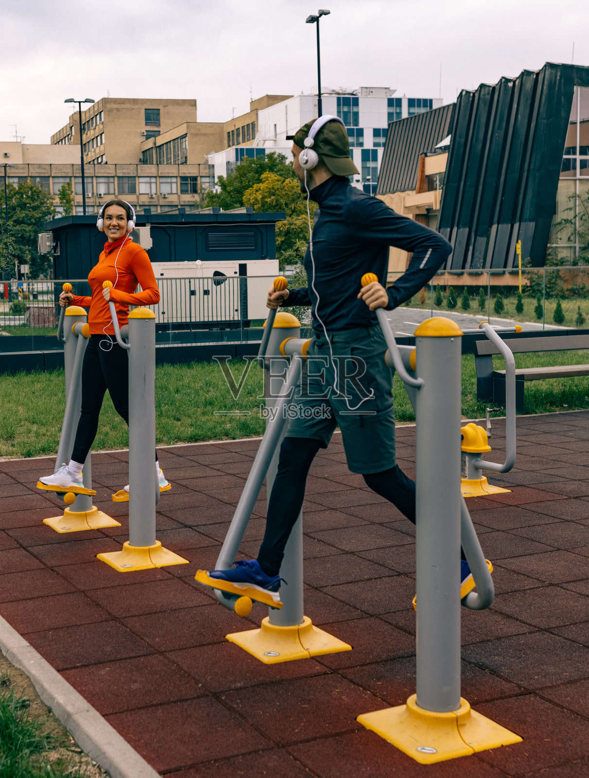 好朋友在户外健身房玩得开心照片摄影图片