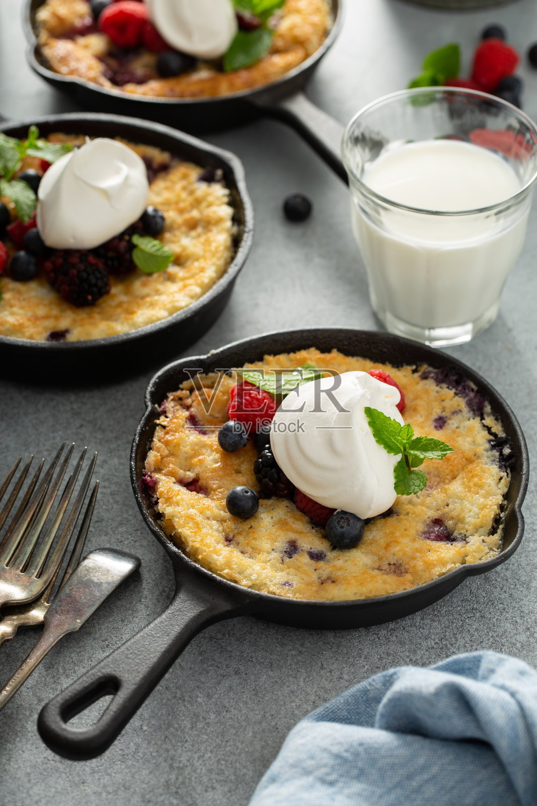 浆果酥饼在小铁锅里烤照片摄影图片