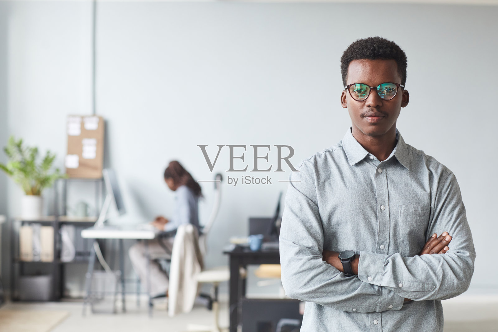 非洲裔美国人站在办公室的肖像照片摄影图片