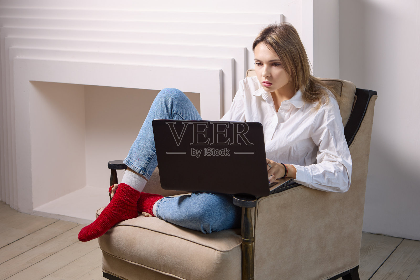 一名女子利用笔记本电脑进行在线教育。照片摄影图片