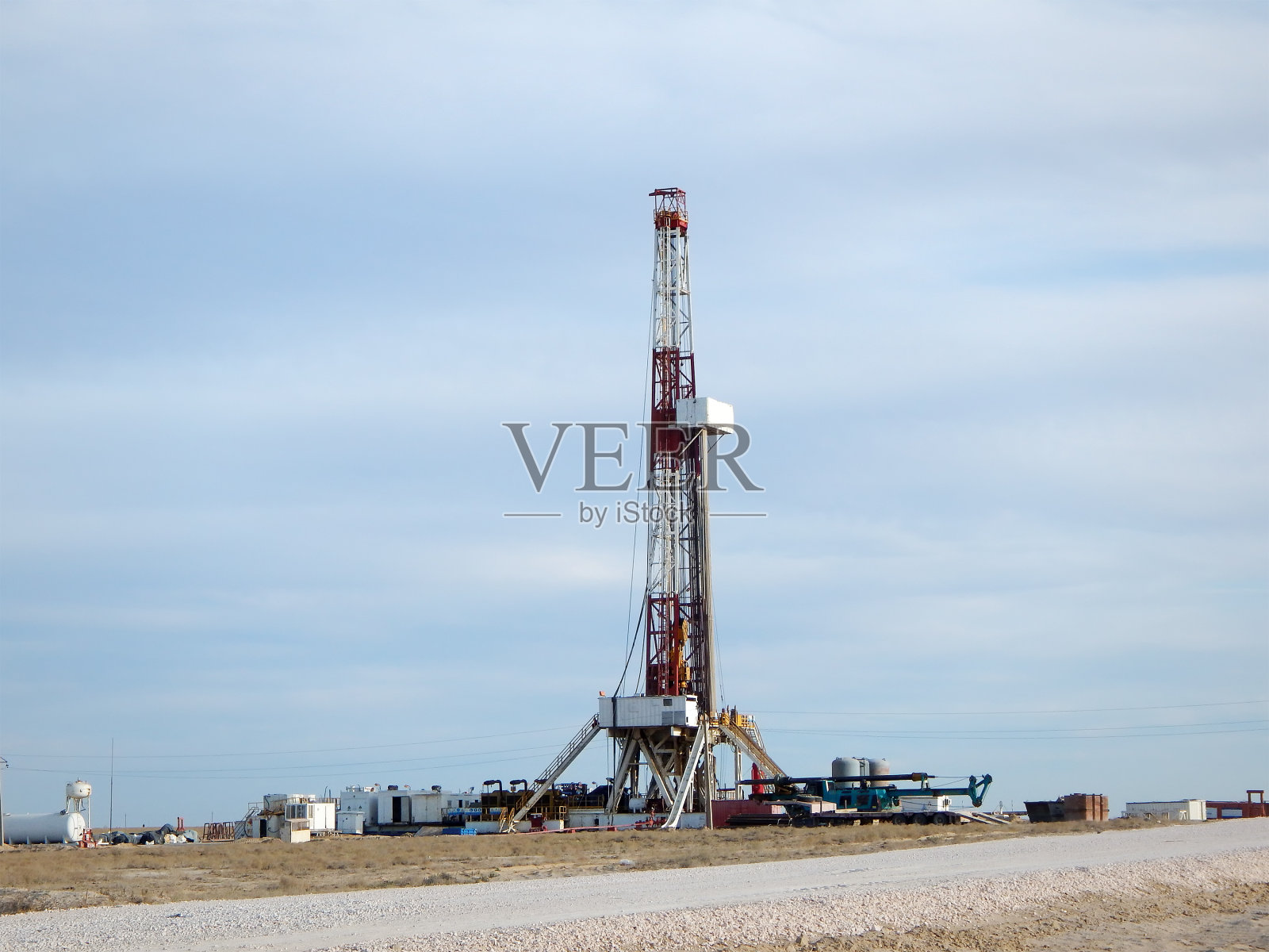 大草原上的钻机。照片摄影图片