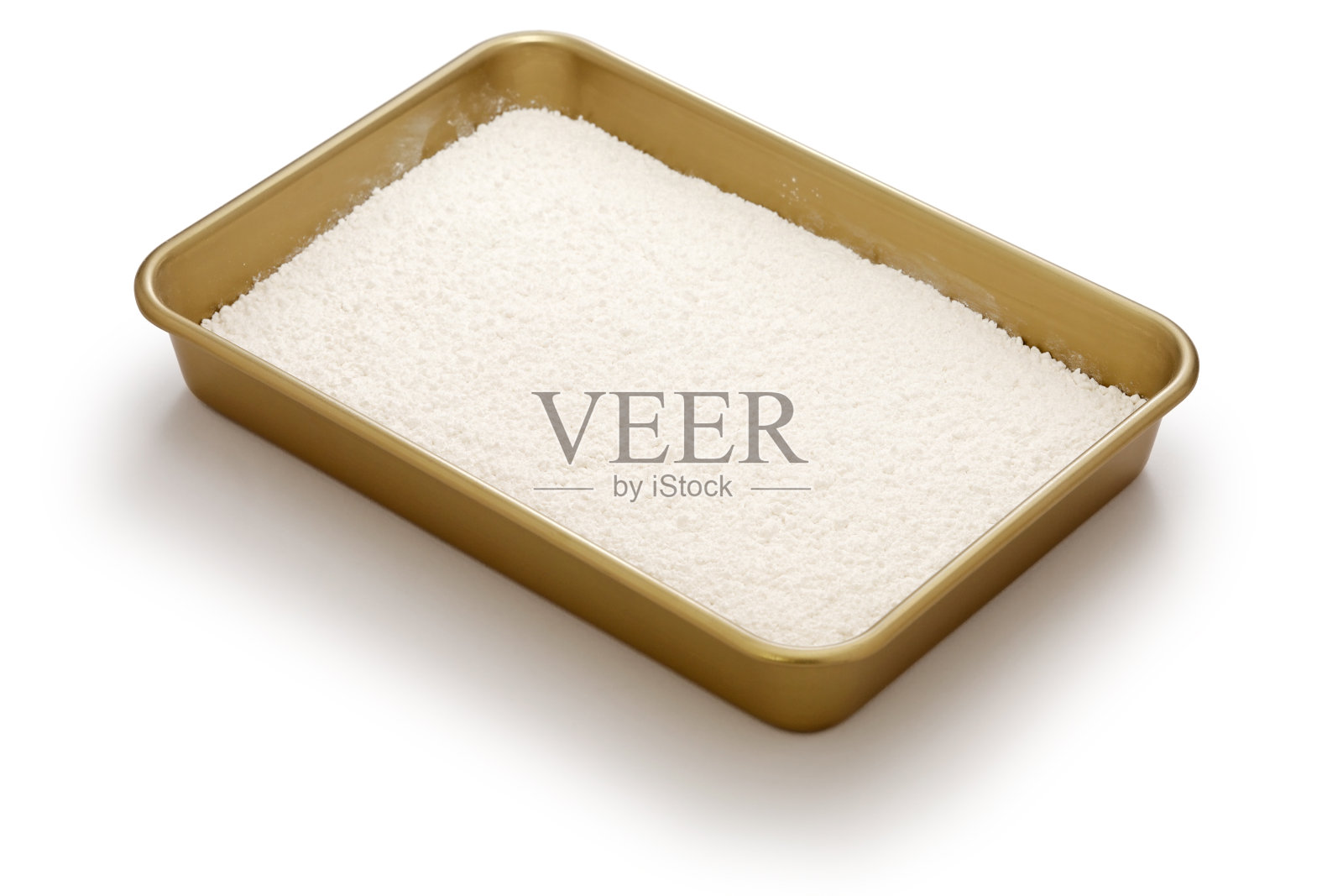 在金属托盘中放入木薯粉照片摄影图片