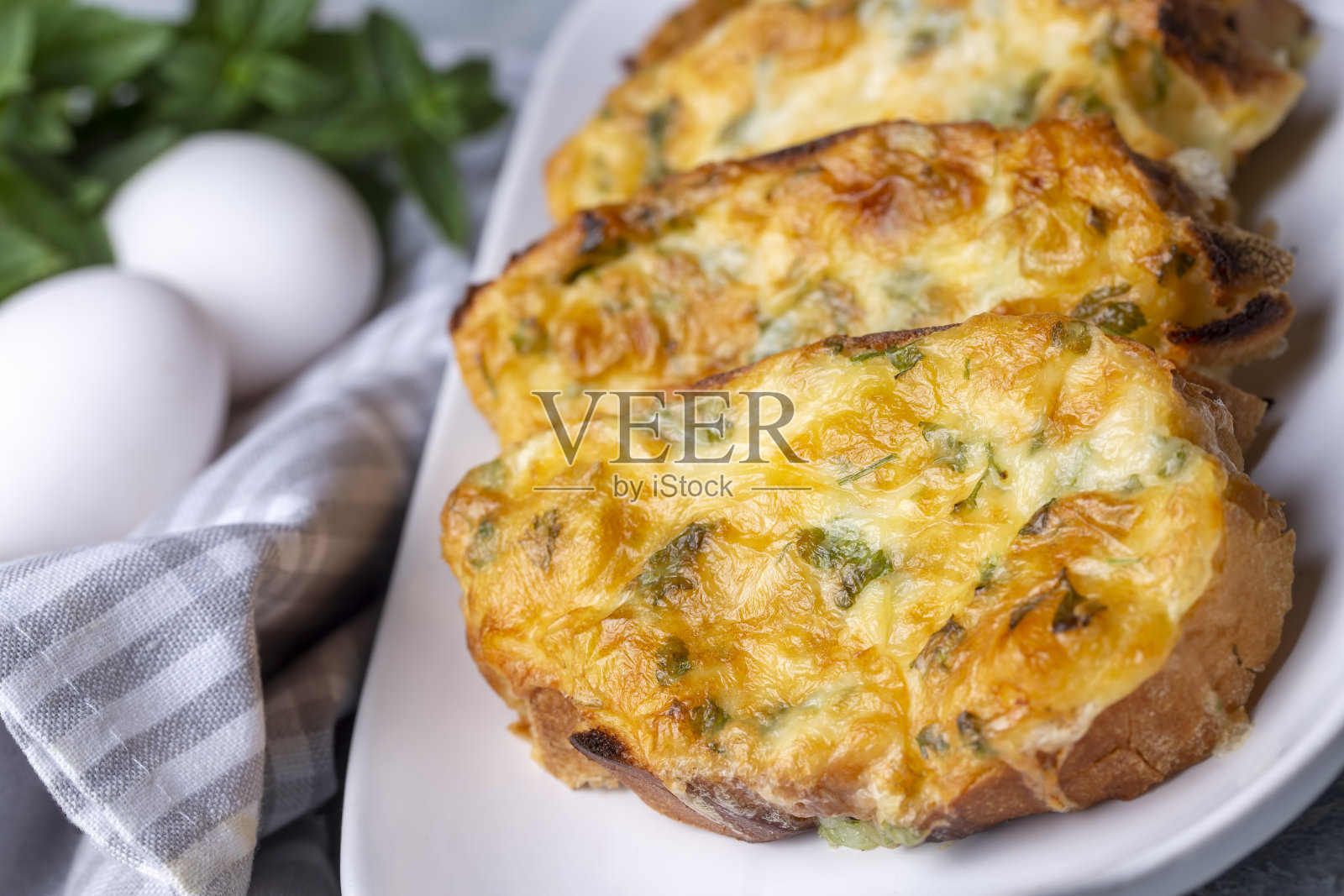 土耳其鸡蛋面包。它在土耳其语中被称为Yumurtali Ekmek。法国吐司。土耳其和阿拉伯传统早餐烤或煎蛋面包。鸡蛋面包加奶酪和欧芹。照片摄影图片