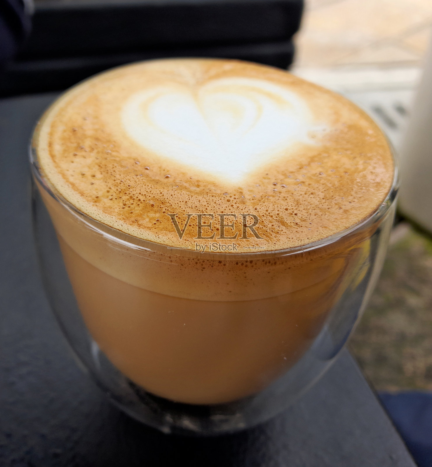 一杯心形拿铁咖啡照片摄影图片