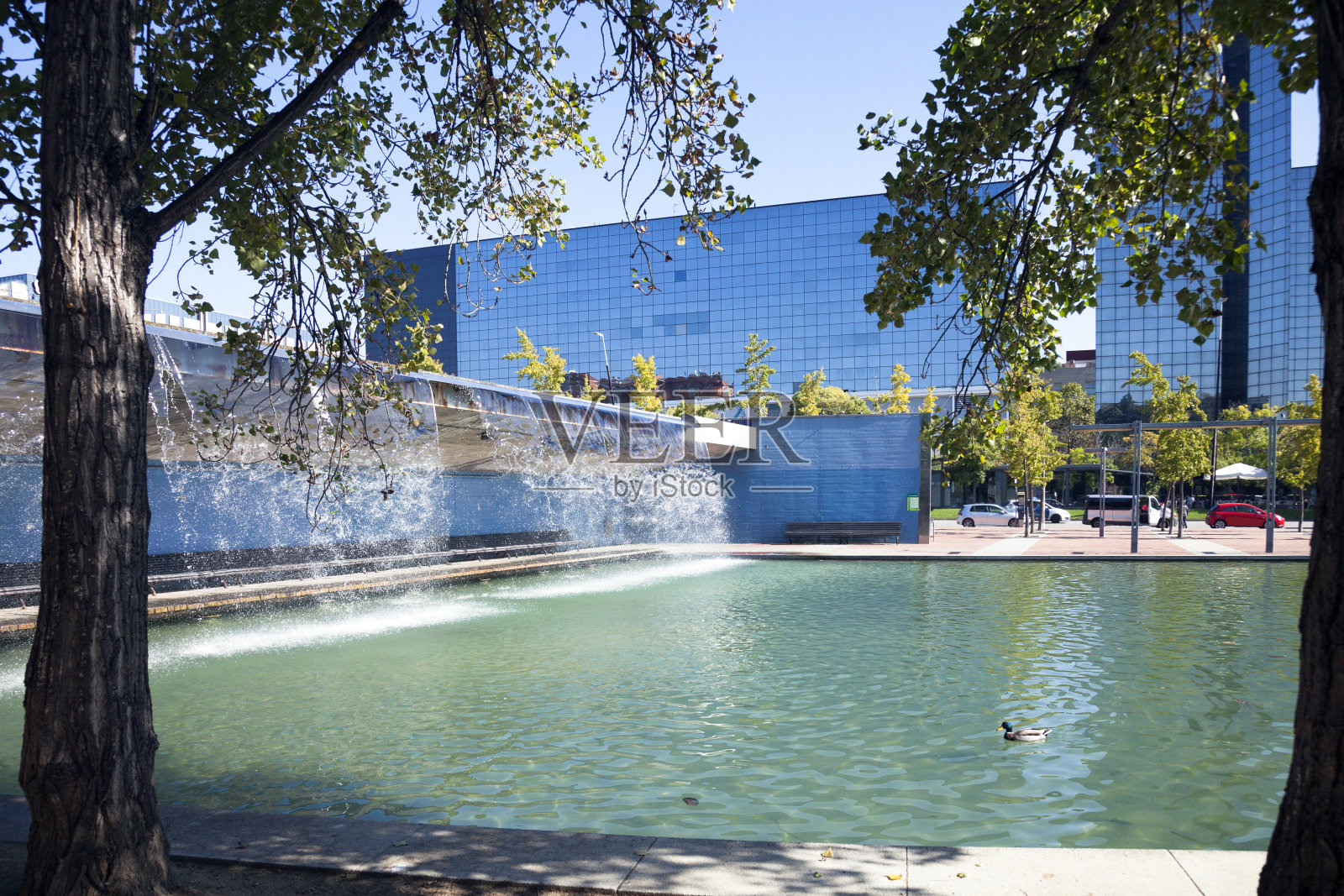 萨瓦德尔公园里的瀑布和池塘照片摄影图片