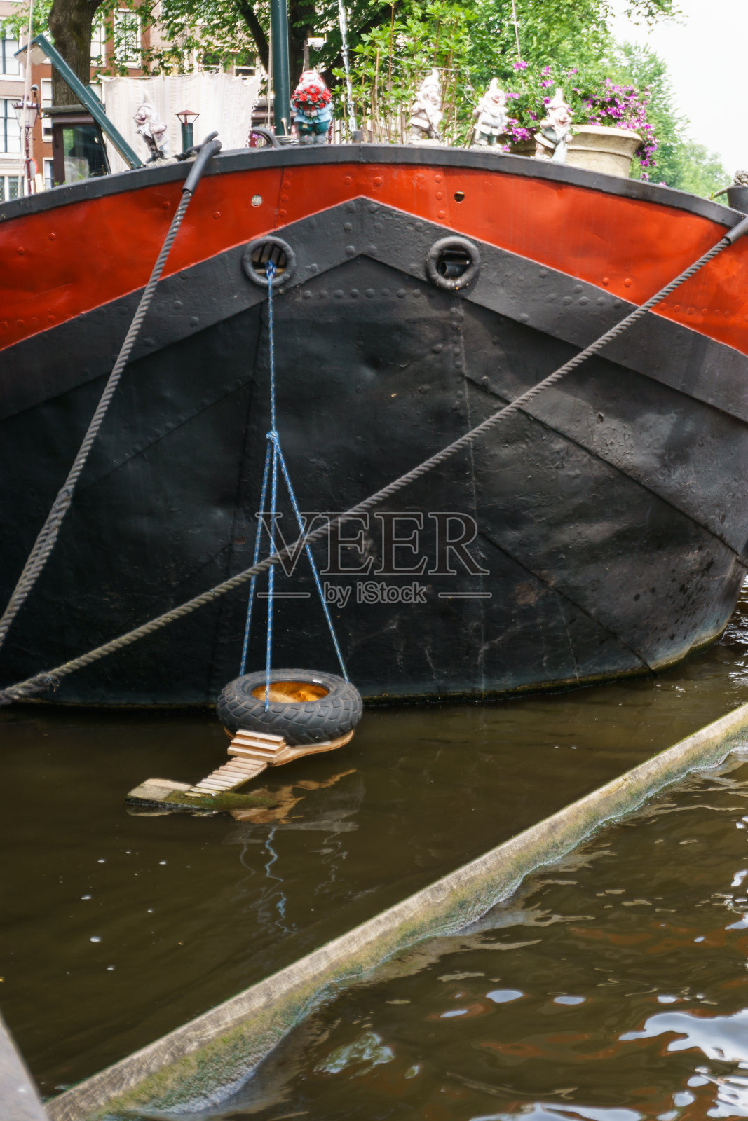 在荷兰阿姆斯特丹运河的船上为鸭子筑巢照片摄影图片