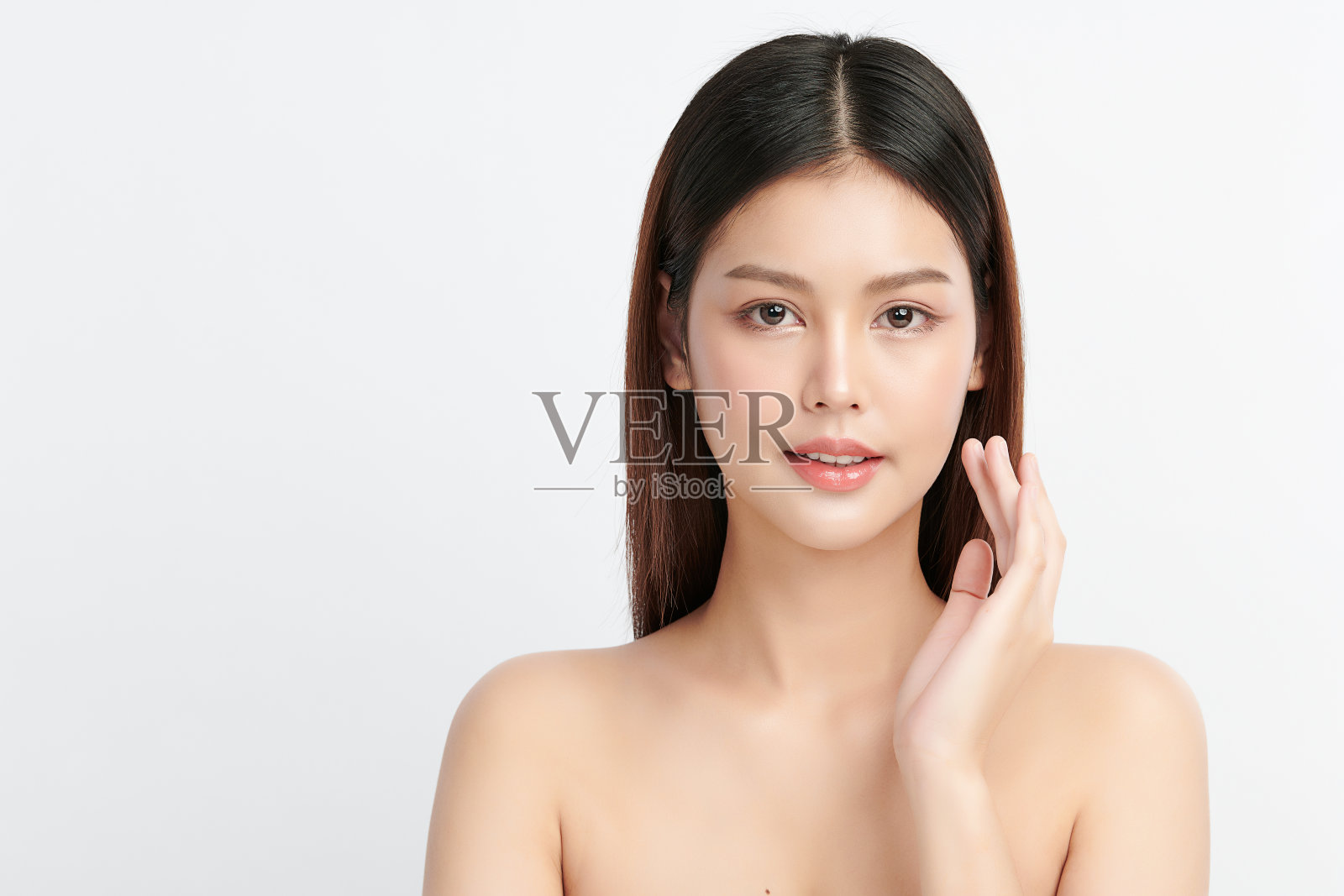 美丽年轻的亚洲女性与干净的新鲜皮肤在白色的背景，面部护理，面部治疗，美容和水疗中心，亚洲女性肖像。照片摄影图片