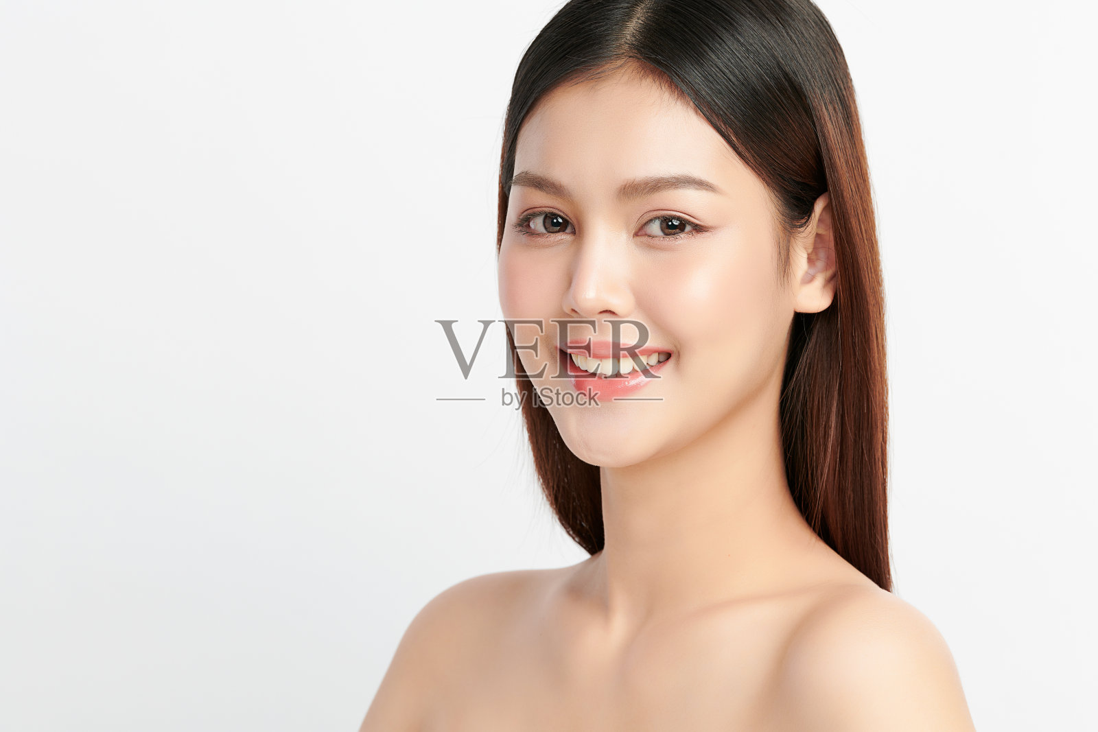 美丽年轻的亚洲女性与干净的新鲜皮肤在白色的背景，面部护理，面部治疗，美容和水疗中心，亚洲女性肖像。照片摄影图片