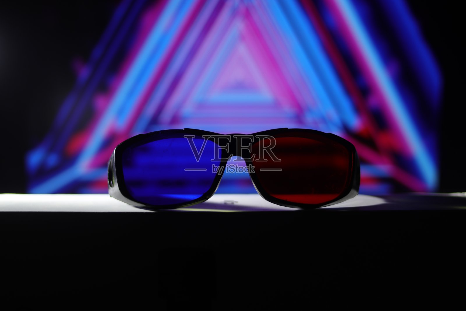 3D眼镜离焦彩色背景照片摄影图片