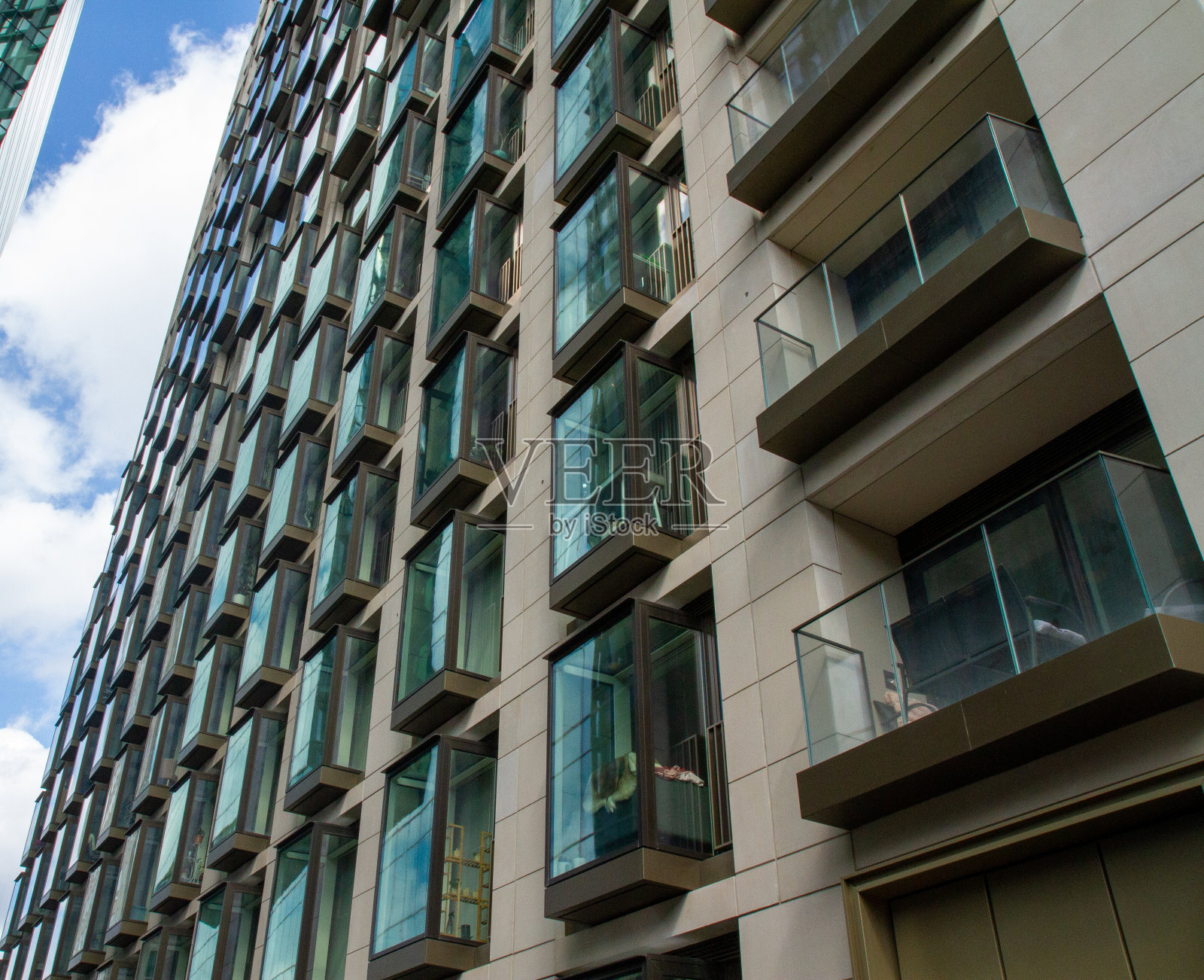 从一个不寻常的角度看建筑。照片摄影图片