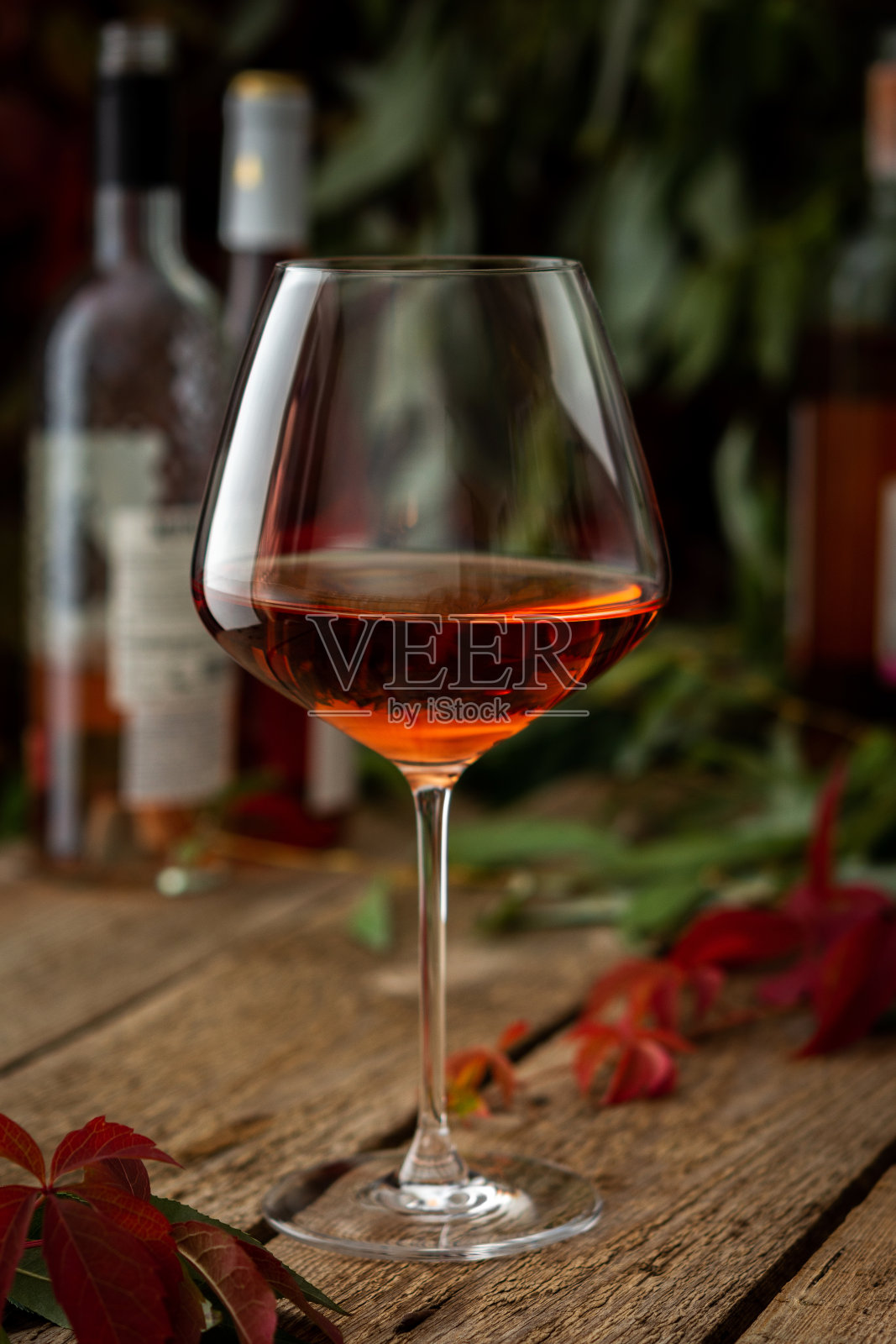 桌子上有玻璃杯和玫瑰酒和酒瓶照片摄影图片