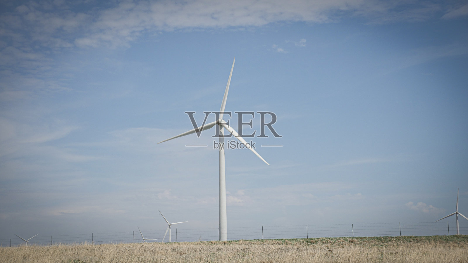 堪萨斯州起伏的山丘上的清洁绿色能源风车涡轮机农场照片摄影图片