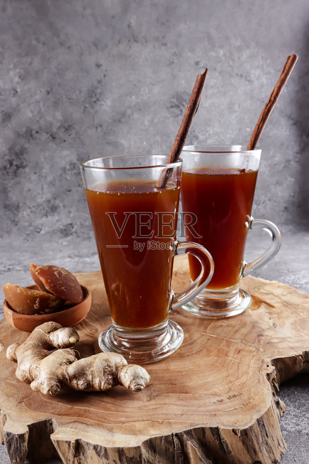 Wedang Bandrek是一种来自印尼西爪哇岛的传统饮料，由姜、红糖和香料制成。照片摄影图片